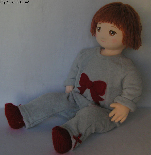 グレイのベビー服に赤いリボン